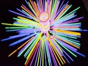 荧光棒是怎么发光的？