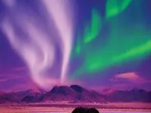 极光：太阳风与地球磁场的绚丽共舞