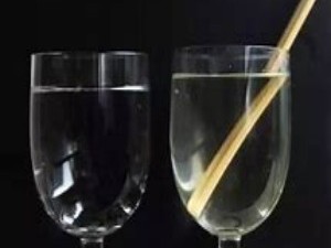 吸管插入水中看起来为什么是弯折的？