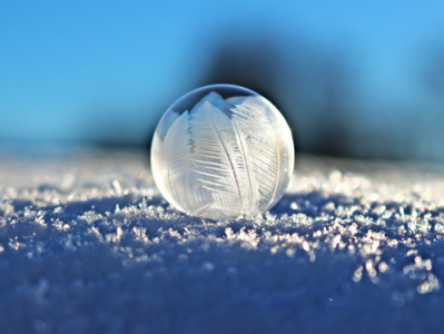 为什么雪是白色的而冰是透明的_雪花和冰的区别是什么？